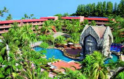 Отель Phuket Orchid Resort and Spa расположен посредине пляжа Карон